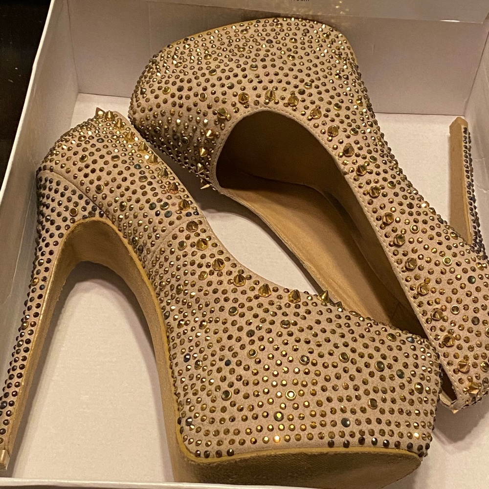 Platform high heel. Only wore once/indoor function